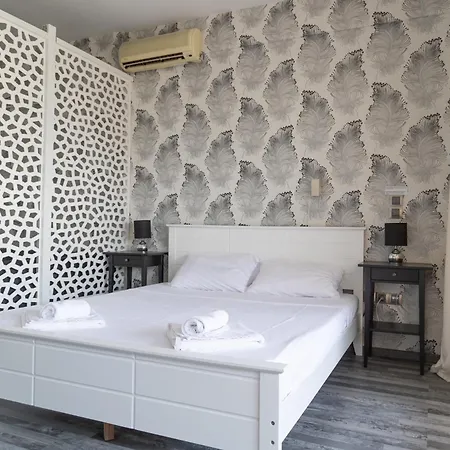 Center Iii By Casa D'oro