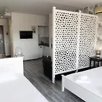 Center Iii By Goldenland Appartement *